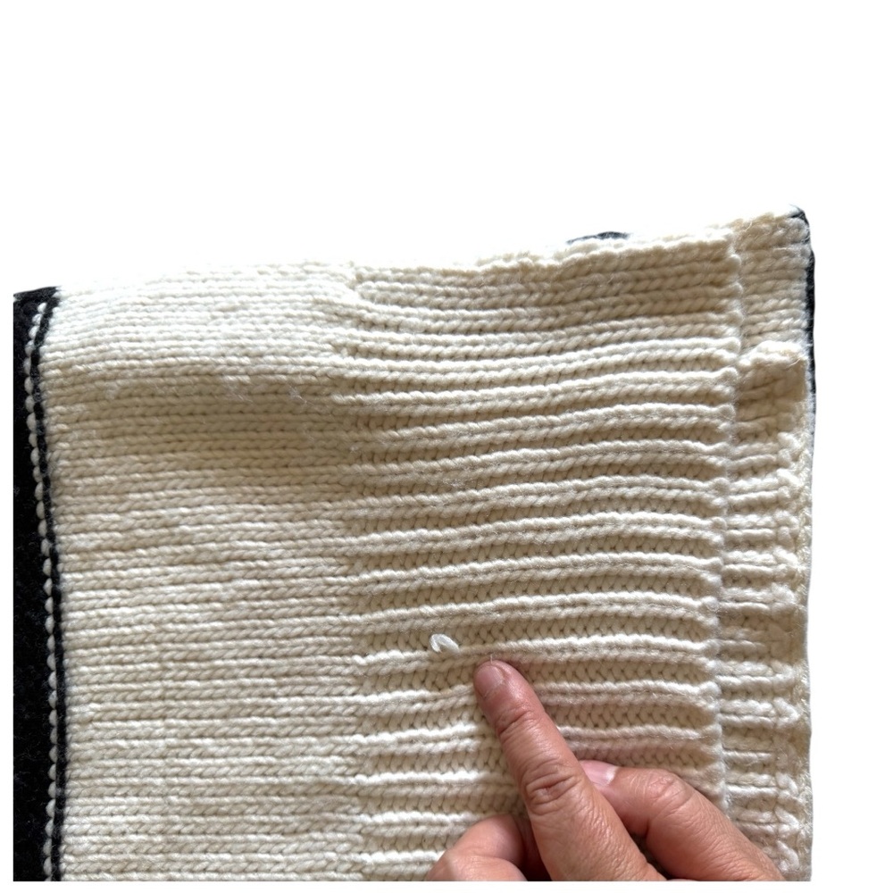 Zara Oversized Black and Cream Knit Scarf. - Picture 14 of 14
